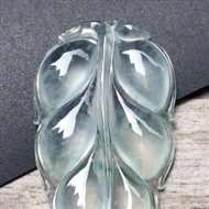 高冰种飘花叶子，尺寸：39*22.2*4.2mm，完美无纹裂，冰透起光，品相极佳，有孔可直接佩戴H1