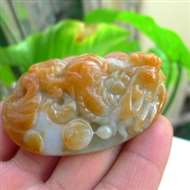 ︰翡翠如意龙牌玉吊坠 ︰70*42*21毫米(长*宽*厚)取最大值手工测量