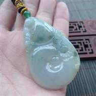 11629精美好种水润满色飘花带黄翡葫芦 玉质细腻 精雕细琢 尺寸56.8-34.6-6 实物比较漂