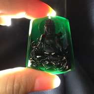 冰种极品墨翠完美观音，黑度极度黑，玉质细腻，打灯通透阳绿，无杂质，纯手工打造，线条柔美流畅。尺寸：4