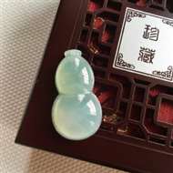 缅甸翡翠A货，上身效果很美，冰透完美，送女朋友的首选，赶紧下手