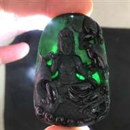冰种老坑种墨翠，打灯全绿，漆黑发亮，玉质细腻，雕工精致。