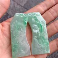 冰种飘绿，一对龙凤吊牌，龙凤呈祥 成双成对 冰糯带色巧雕牌子 尺寸：凤60.7x26.4x9.6mm