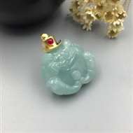 翡翠芙蓉种镶金吊坠古人认为金蟾是吉祥之物，可以招财致富。古代有刘海修道，用计