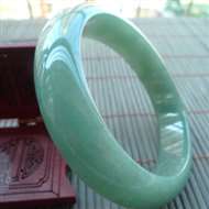 017pg完美好种满色满绿正装手镯，无纹裂，满色靓，水头足，玉质细腻，条形大方，上手优雅迷人，尺寸5
