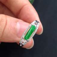 冰种阳绿18k金伴钻镶嵌戒指，种老色好，精致时尚！微纹不影响上手效果，尺寸10.3*2.7*4.5，