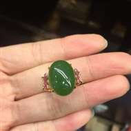 碧玉戒指，玉质温润油亮，水润通透，18k金镶嵌天然钻石，红宝石，蝴蝶点缀，精致可爱，造型完美，百搭时