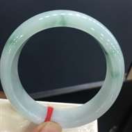 纯净清爽，些许淡阳绿花飘逸，花色清新亮丽，版型非常漂亮，上手十分高贵秀气！