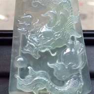 高冰带底色龙牌：完美无裂纹，种老起胶，雕工精致，色泽漂亮，饱满，尺寸：55.6/39/5.7 ，tm