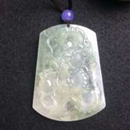 冰种飘花龙牌，种水很好，冰透感很好，做工精细，有白棉飘絮，哪怕是棉也很好看，棒棒嗒～4