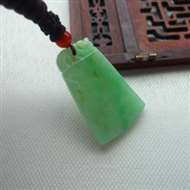 翡翠A货苹果绿无事牌玉坠 种水足，色泽饱满。有避雕，瑕不掩瑜！规格：38*25*4.5mm 重量：9
