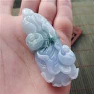 111737精美好种紫罗兰招财白菜挂件～百财聚来。种老，玉质细腻，颜色艳丽出彩，有纹裂 有避雕修饰，