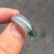 翡翠冰种飘花指环，种水好，完美漂亮，自然光实拍，性价比高，大小：25.6/6.6mm