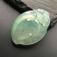 冰种飘绿完美福贝，玉质细腻，种好水足，通透起光，上身效果迷人。