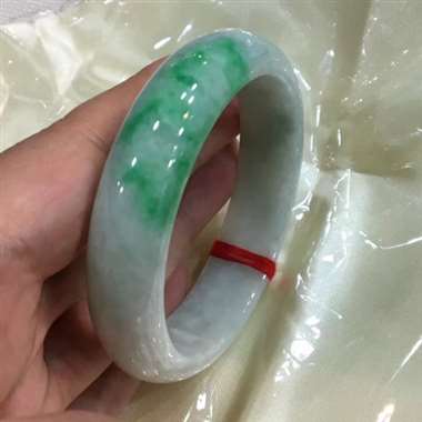 58.1圈口手镯，色阳，底庄细腻，一截绿，完美，圈口对的可以收，尺寸58.1*15.2*7.9mm，