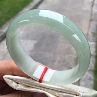 冰种底色正圈，尺寸57.2-15.9-6.8，水润细腻，种老冰透，底子干净清爽，完美