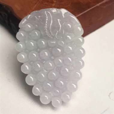 翡翠紫罗兰葡萄吊坠，颜色漂亮，水润起光，厚装完美，性价比高，大小：60.1/41/12.5mm