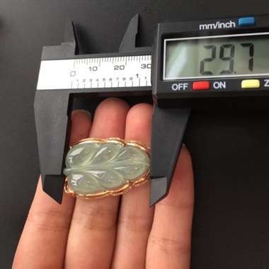 冰种晴绿18k金镶嵌完美叶子吊坠。裸石：29.7*17.7*6.7