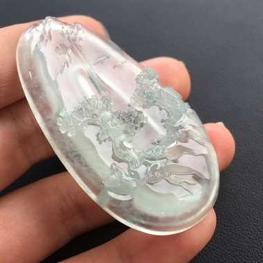 高冰飘花山水牌，完美无纹裂，水润通透，晶莹起胶，雕工细腻精湛，实物比图片更好看。尺寸：55.4-31