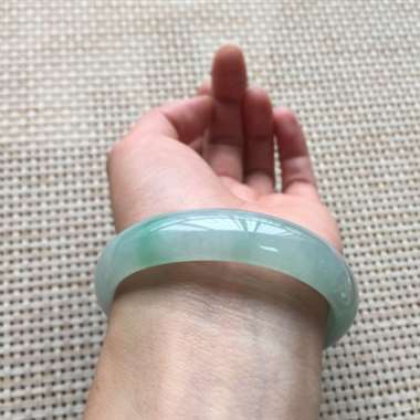 冰飘绿贵妃手镯，口径：53.2*47.2*12.9*6.5，40.28g，有棉线，底子细腻，清清爽爽