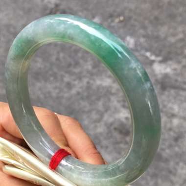 翡翠A货；冰种.飘花.圆条手镯.种老起光.水头.厚装饱满.带雪花棉.完美.无纹裂.尺寸：55.5mm