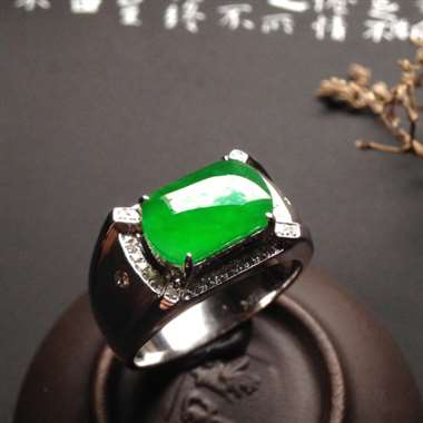 冰种阳绿马鞍戒 18K金镶嵌 裸石7-12-2毫米 内径18 指圈17号