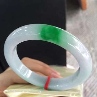 正装飘辣绿镯，鲜艳亮丽，水润细腻，完美