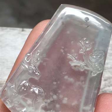 精致浮雕梅花鹿牌，尺寸：35*26.1*6.5mm，种好水足，胶感十足，飘雪花棉，雕工精致，品相佳，