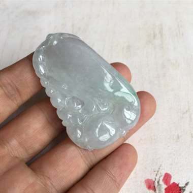 飘阳绿丝 福瓜 非常大件厚实的一款福瓜 整体稍有底色 质地细腻 水润 飘点阳绿丝 上身佩戴效果好 背