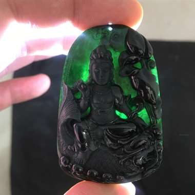 冰种老坑种墨翠，打灯全绿，漆黑发亮，玉质细腻，雕工精致。
