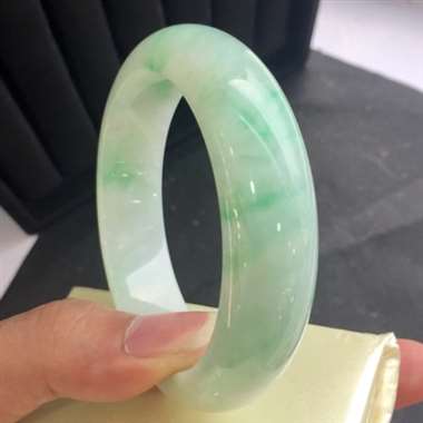 飘花浅绿底手镯 色泽艳丽 底细干净 完美无裂