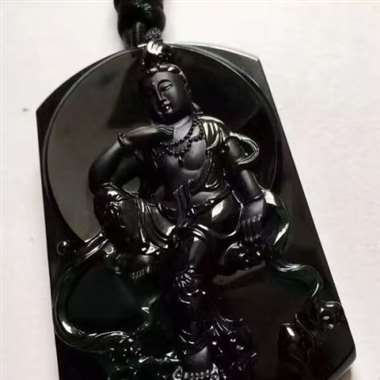 观音菩萨，完美无纹裂，极品墨翠，质地细腻，雕工精湛，鬼斧神工，呈帝王绿，灯照全透绿，大件厚装
