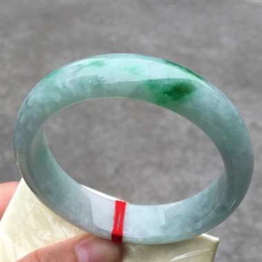 完美正庄手镯，色阳，无纹无裂，条肥，版型好，尺寸57*14.9*8.1mm，性价比高，推荐