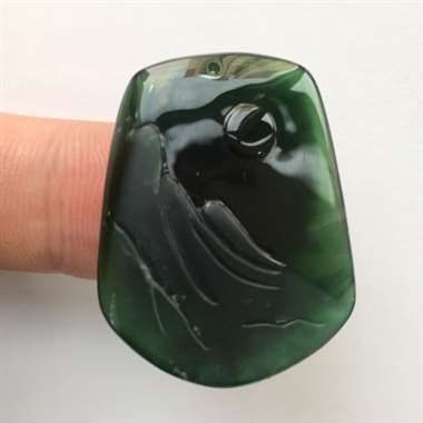 迷你款大展宏图墨翠吊坠，打灯全绿，黑度一般，雕工精致。