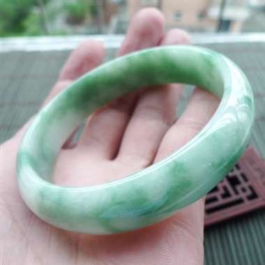 111715A货翡翠完美好种飘绿贵妃手镯，质地细腻，飘绿清爽，色泽鲜艳，版型大方，尺寸56-51-1