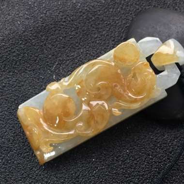 飘黄祥龙挂件 尺寸：52.9-19.8-8.1mm