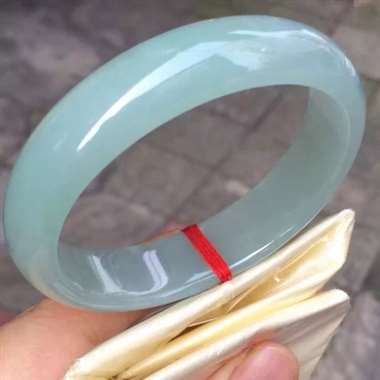 55.5圈口手镯，带底色，底庄细腻，板形好，性价比高，小手可以收，尺寸55.5*14.3*6.7，推