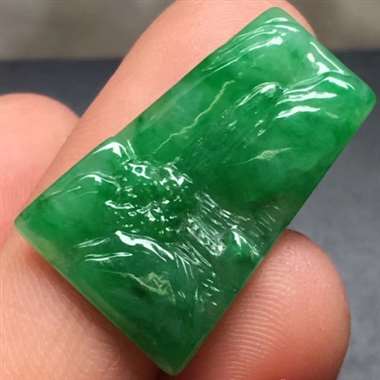 满色山水牌，尺寸:23.2*15.1*3.7mm,种足精雕，水润细腻，色泽辣绿， 寓意极佳。H14