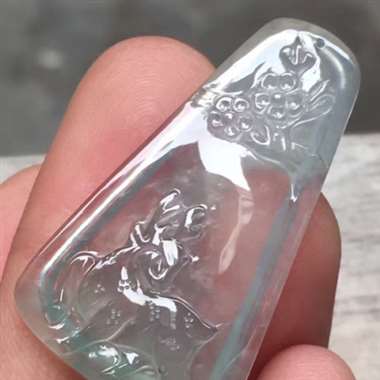 高冰梅花鹿牌，尺寸：34.7*20*3.9mm，种老坑，胶感十足，水润通透，雕工精致，品相佳，通透起