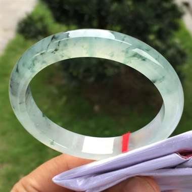 正圈，冰种飘花，尺寸55.6-10.9-7.7，水润冰透，种老起光，飘花灵动飘逸，底子干净通透，完美