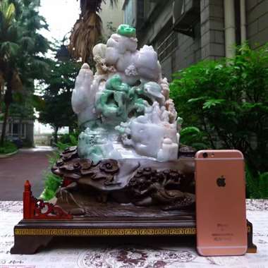 翡翠A货老坑水润浅紫底飘阳绿指日高升山子摆件 约裸石尺寸:240/170/115 连底坐:365/3 翡翠A货老坑水润浅紫底飘阳绿指日高升山子摆件 约裸石尺寸:240/170/115 连底坐:365/3
