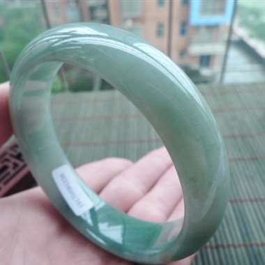 111401A货翡翠完美好种飘绿正装手镯，水头好，色泽靓丽，条形大方靓，质地细腻，佩戴效果贵气迷人，