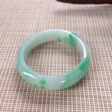 17041421#正圈尺寸：57.2x15.6x8.5mm 细润翠色镯，很厚庄料很足，细腻温润，翠色