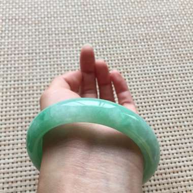 冰绿正装手镯,口径:57.6*13.5*8.7,67.32g 冰绿正装手镯,口径:57.6*13.5*8.7,67.32g
