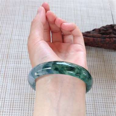17041713#正圈尺寸：57.5x13.6x7.4mm 冰飘花镯，品相非一般好看，花色浓郁灵活，