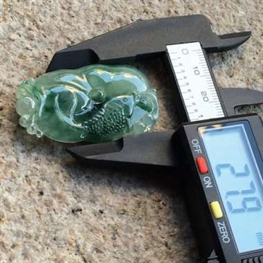 缅甸翡翠A货，年年有余，冰种飘花，饱满大气，上身效果超棒，完美大气，色彩鲜艳，手慢无货。