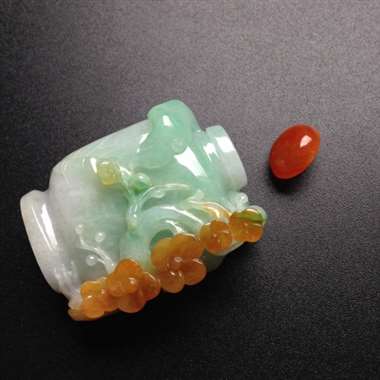 巧雕黄加绿鼻烟壶 尺寸50-36-21毫米