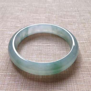 414-1-2正圈尺寸60.7×13×7.4mm。(大圈口)冰种飘花平安镯，冰纯盈润，柔滑细腻，花絮