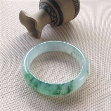 56.8正装，起光绿花正装镯，满圈荧光起，冰透水润，绿花轻盈飘逸，自然洒脱，上手美艳！