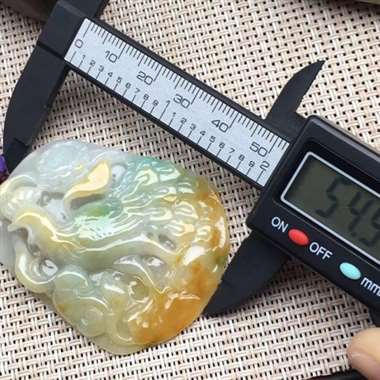 天然翡翠A货黄翡“雄鸡起舞”吊坠，玉质细腻，完美厚装，雕工精细，性价比高，自然光实拍，大小：54.9